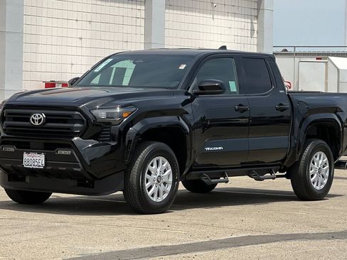 Certified 2025 Toyota Tacoma SR5 AWD/4WD image 10