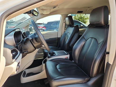 Used 2023 Chrysler Pacifica Touring-L FWD image 12
