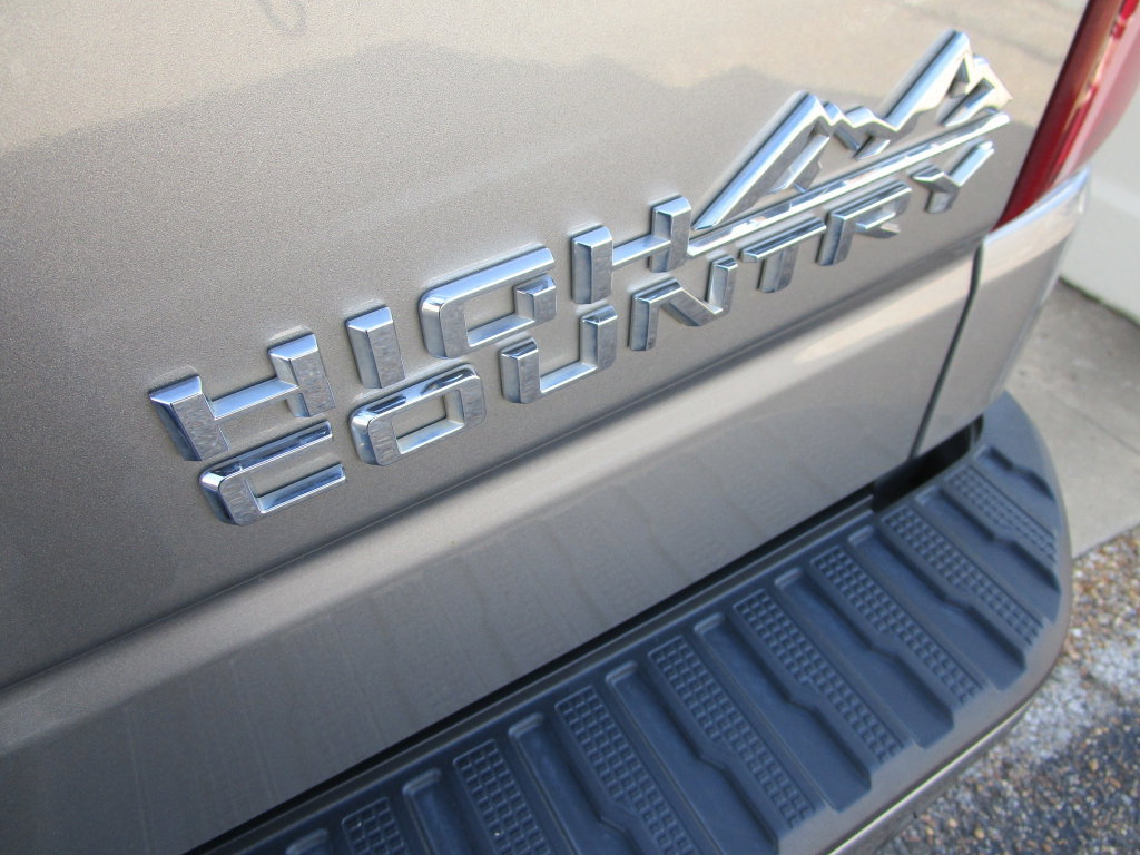 Used 2023 Chevrolet Silverado 1500 High Country w/ High Country Premium Package AWD/4WD image 17