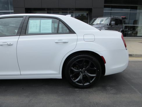 Used 2022 Chrysler 300 S RWD image 4