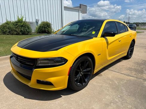 Used 2017 Dodge Charger R/T w/ Plus Group RWD image 1