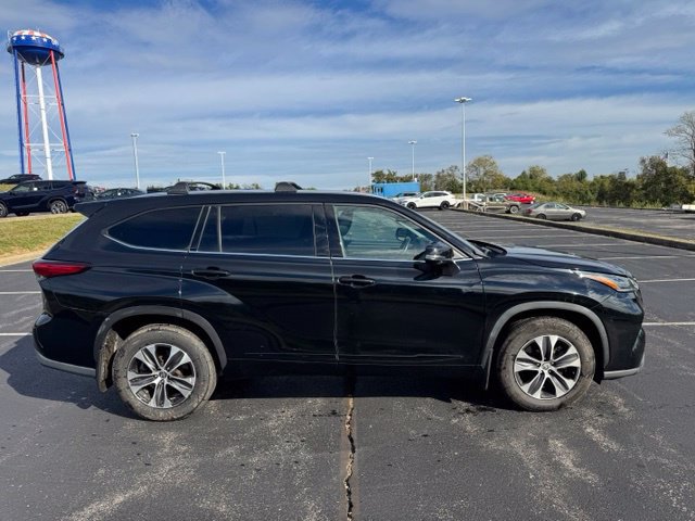 Used 2021 Toyota Highlander XLE AWD/4WD image 2