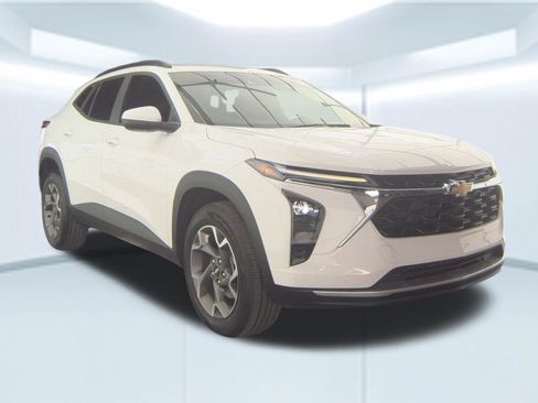 Used 2025 Chevrolet Trax LT w/ Driver Confidence Package image 5