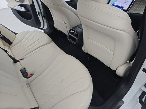 Used 2025 Mercedes-Benz E 350 Sedan image 11