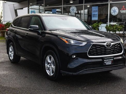 Used 2024 Toyota Highlander LE AWD/4WD image 6