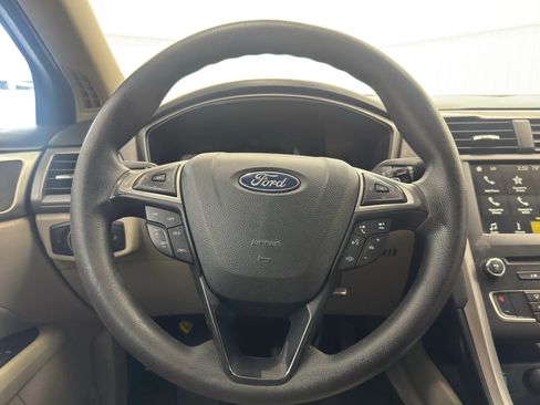 Used 2018 Ford Fusion SE w/ Fusion SE Technology Package image 19