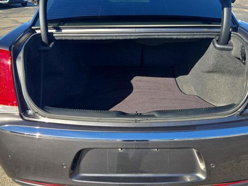 Used 2018 Chrysler 300 Limited w/ Safetytec Plus Group image 9