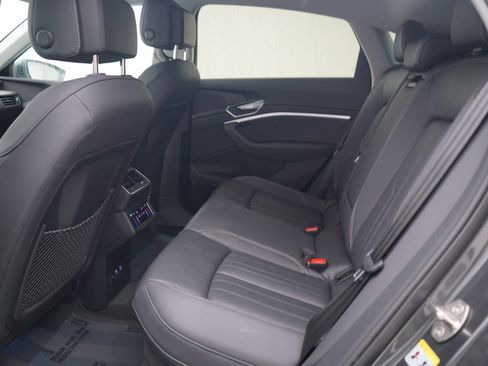 Used 2022 Audi e-tron Premium image 7