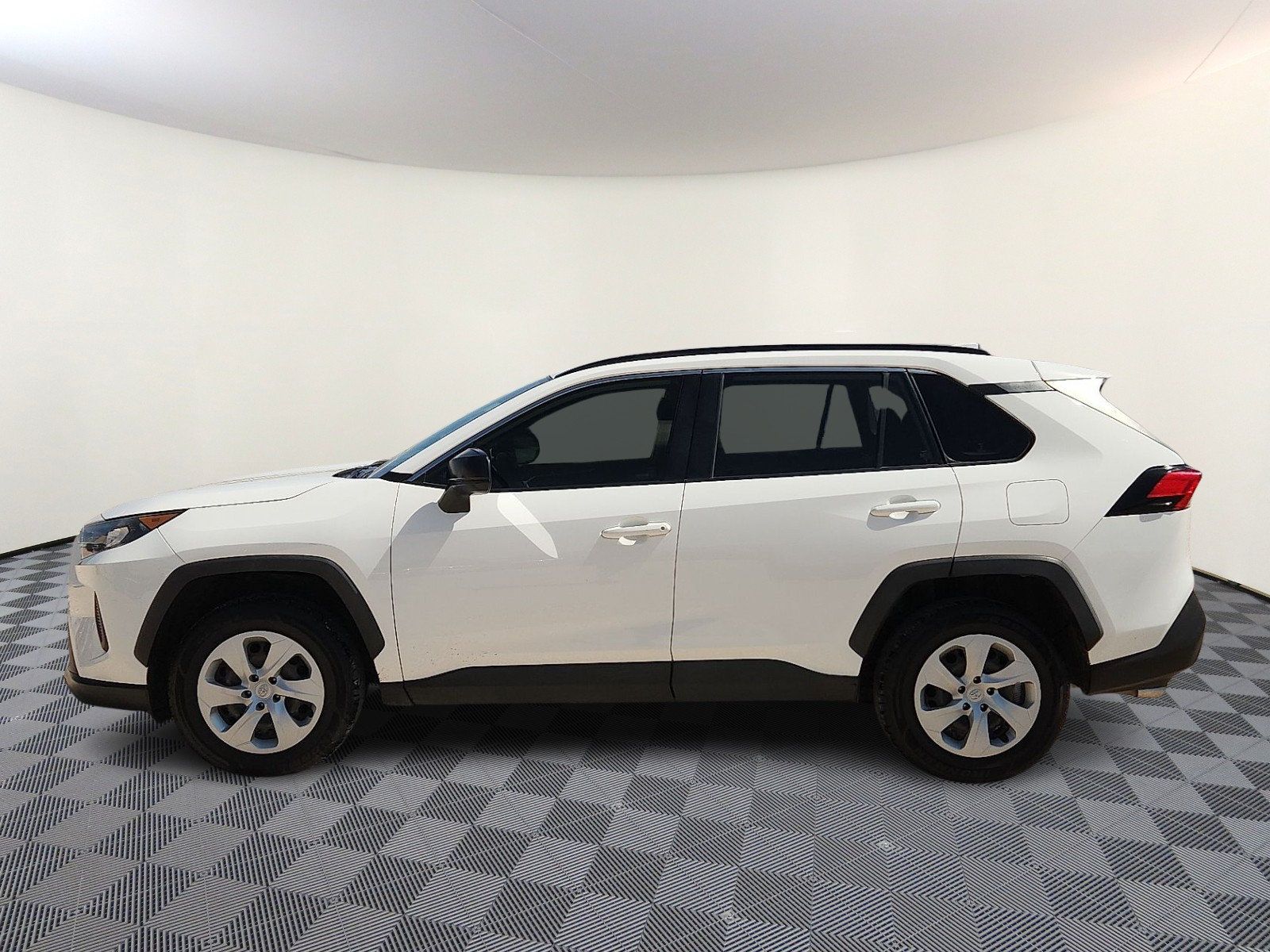 Used 2020 Toyota RAV4 LE FWD image 2
