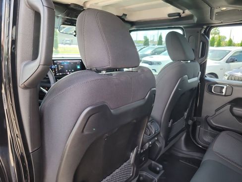 Used 2025 Jeep Gladiator Mojave AWD/4WD image 12