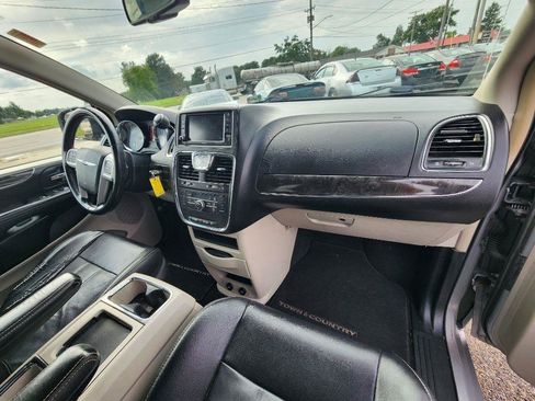 Used 2014 Chrysler Town & Country Touring FWD image 16