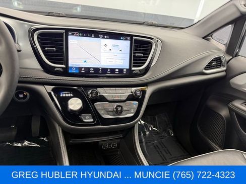 Used 2025 Chrysler Pacifica Limited FWD image 8