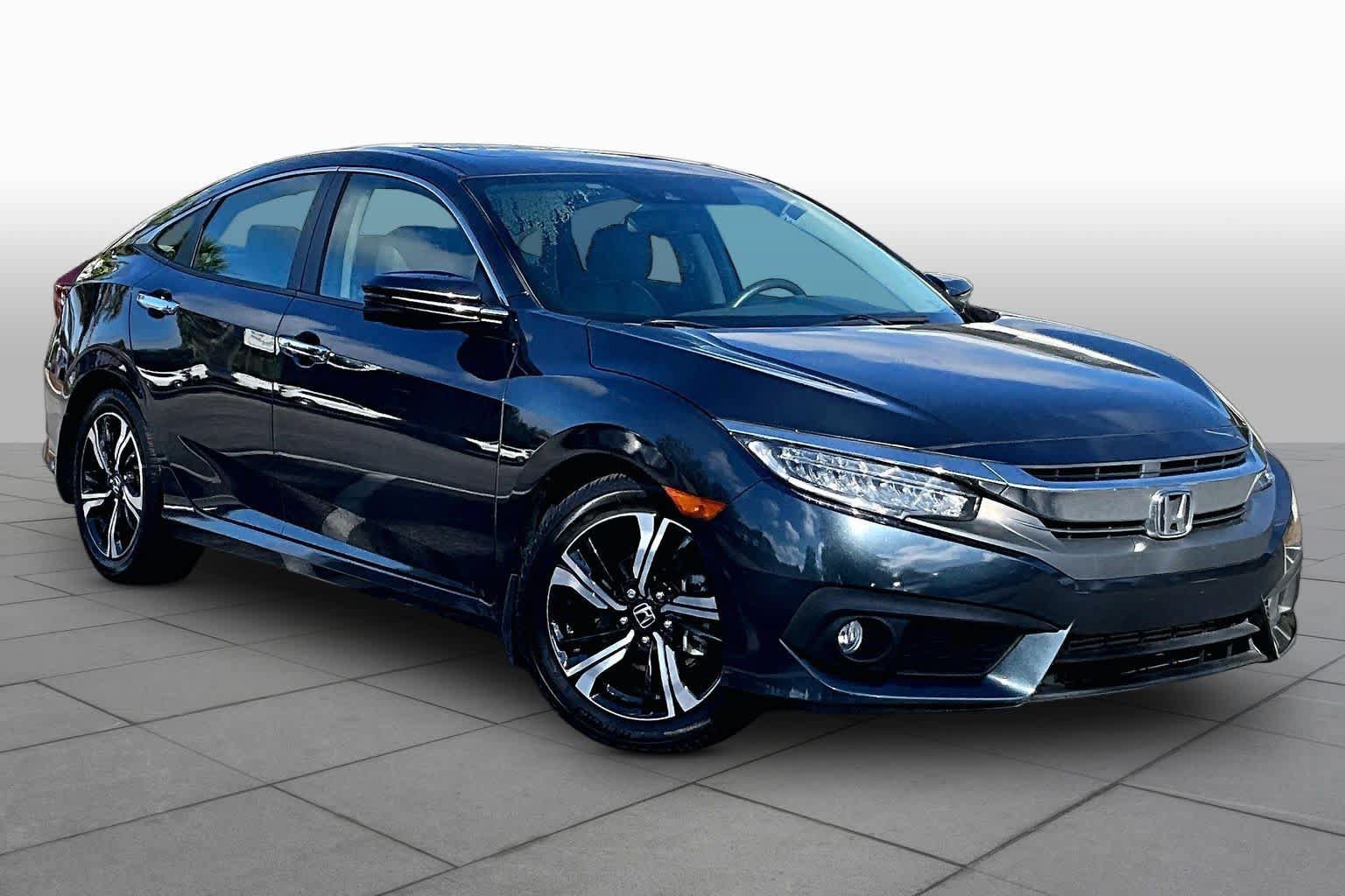 Used 2017 Honda Civic Touring image 3