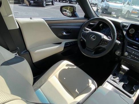 Used 2025 Lexus ES 300h w/ Premium Package FWD image 26