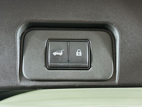 Used 2025 Nissan Rogue SV AWD/4WD image 28