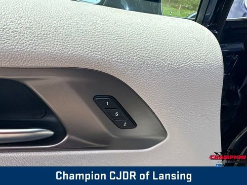 Used 2019 Chrysler Pacifica Limited w/ Tire & Wheel Group FWD image 14