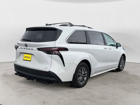 Used 2025 Toyota Sienna LE AWD/4WD image 4