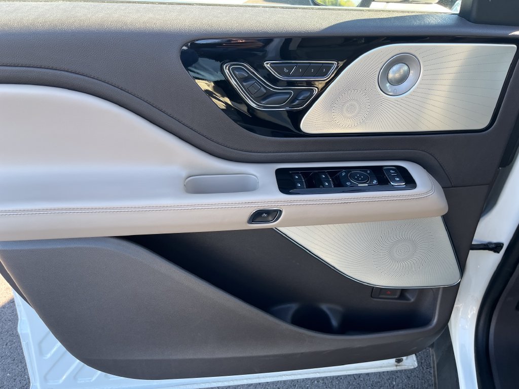 Used 2023 Lincoln Aviator Reserve w/ Equipment Group 201A AWD/4WD image 11