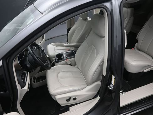 Used 2018 Chrysler Pacifica Touring-L Plus w/ Tire & Wheel Group image 11