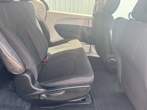 Used 2018 Chrysler Pacifica L FWD image 13