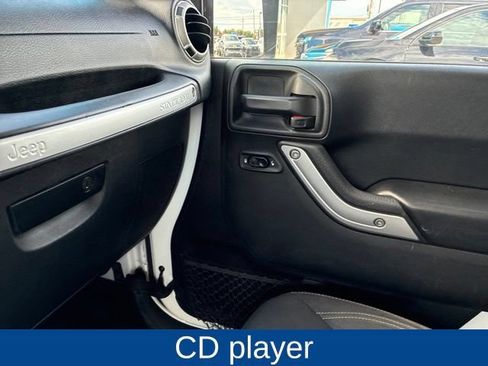 Used 2018 Jeep Wrangler Unlimited Sahara w/ Connectivity Group AWD/4WD image 11