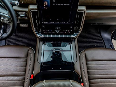 Used 2025 GMC Yukon Denali Ultimate image 28