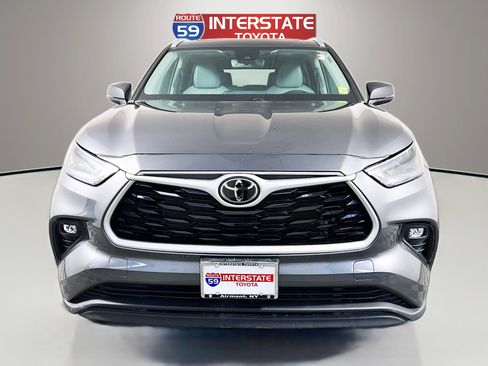 Used 2023 Toyota Highlander XLE image 2