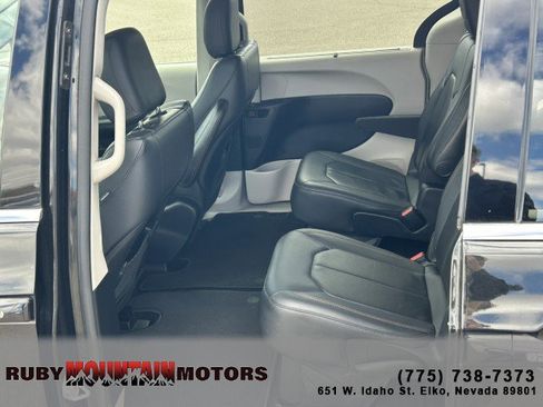 Used 2018 Chrysler Pacifica Touring-L FWD image 19