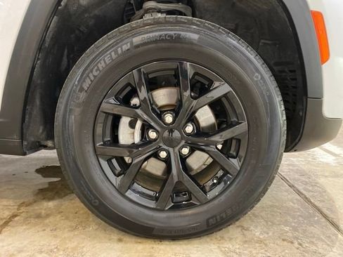 Used 2024 Jeep Grand Cherokee Altitude AWD/4WD image 31