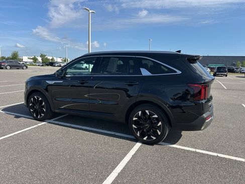 Certified 2025 Kia Sorento EX w/ Panoramic Sunroof Package FWD image 11