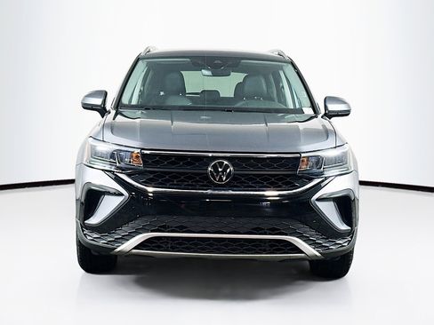 Used 2024 Volkswagen Taos SE image 2