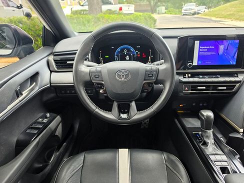Used 2025 Toyota Camry SE FWD image 10