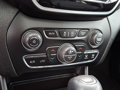 Used 2019 Jeep Cherokee Limited image 16