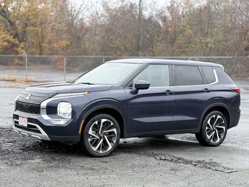 Used 2024 Mitsubishi Outlander SE image 3