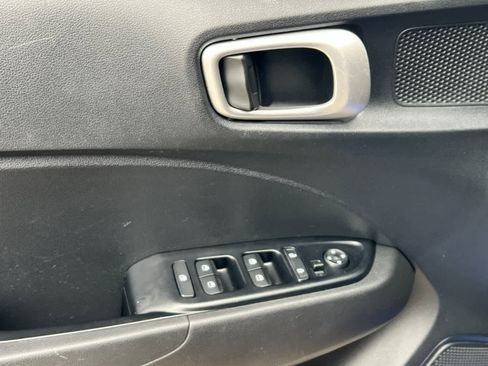 Certified 2022 Hyundai Venue SE image 13