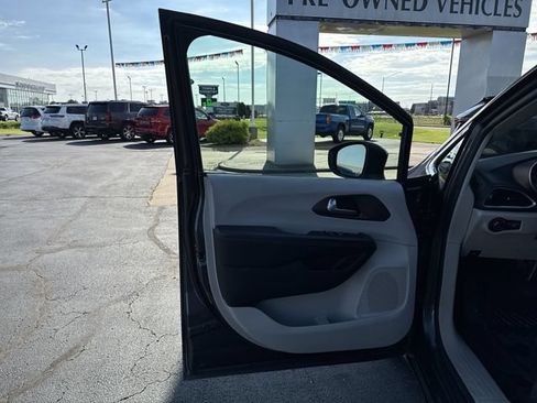 Used 2017 Chrysler Pacifica Touring Plus FWD image 9