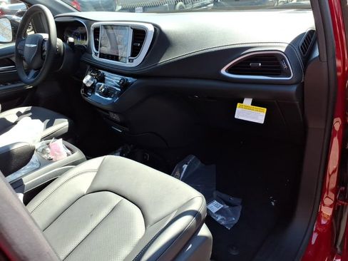New 2026 Chrysler Pacifica Select image 9