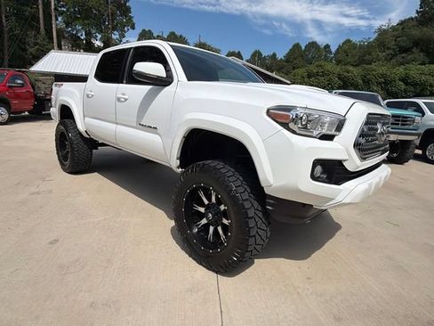 Used 2016 Toyota Tacoma TRD Sport w/ Towing Package AWD/4WD image 2