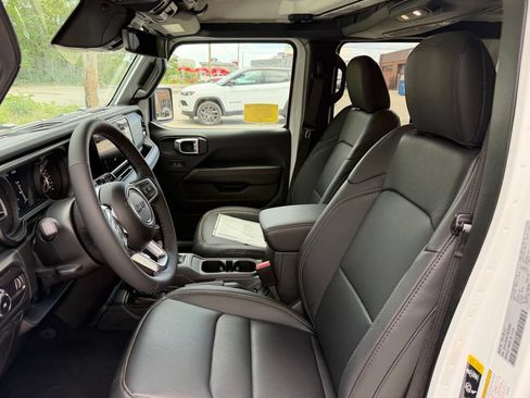 New 2026 Jeep Wrangler Unlimited Sahara AWD/4WD image 18