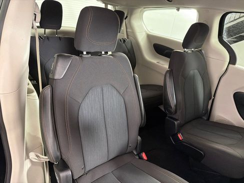 Used 2020 Chrysler Pacifica Touring FWD image 22