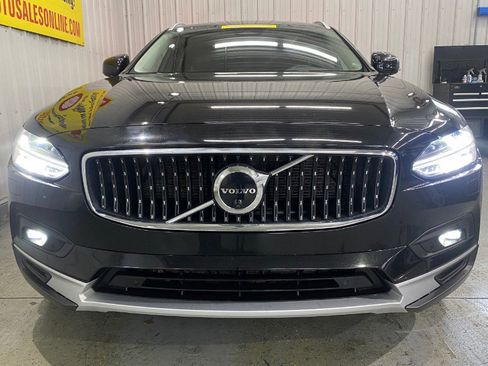 Used 2022 Volvo V90 B6 Cross Country image 30