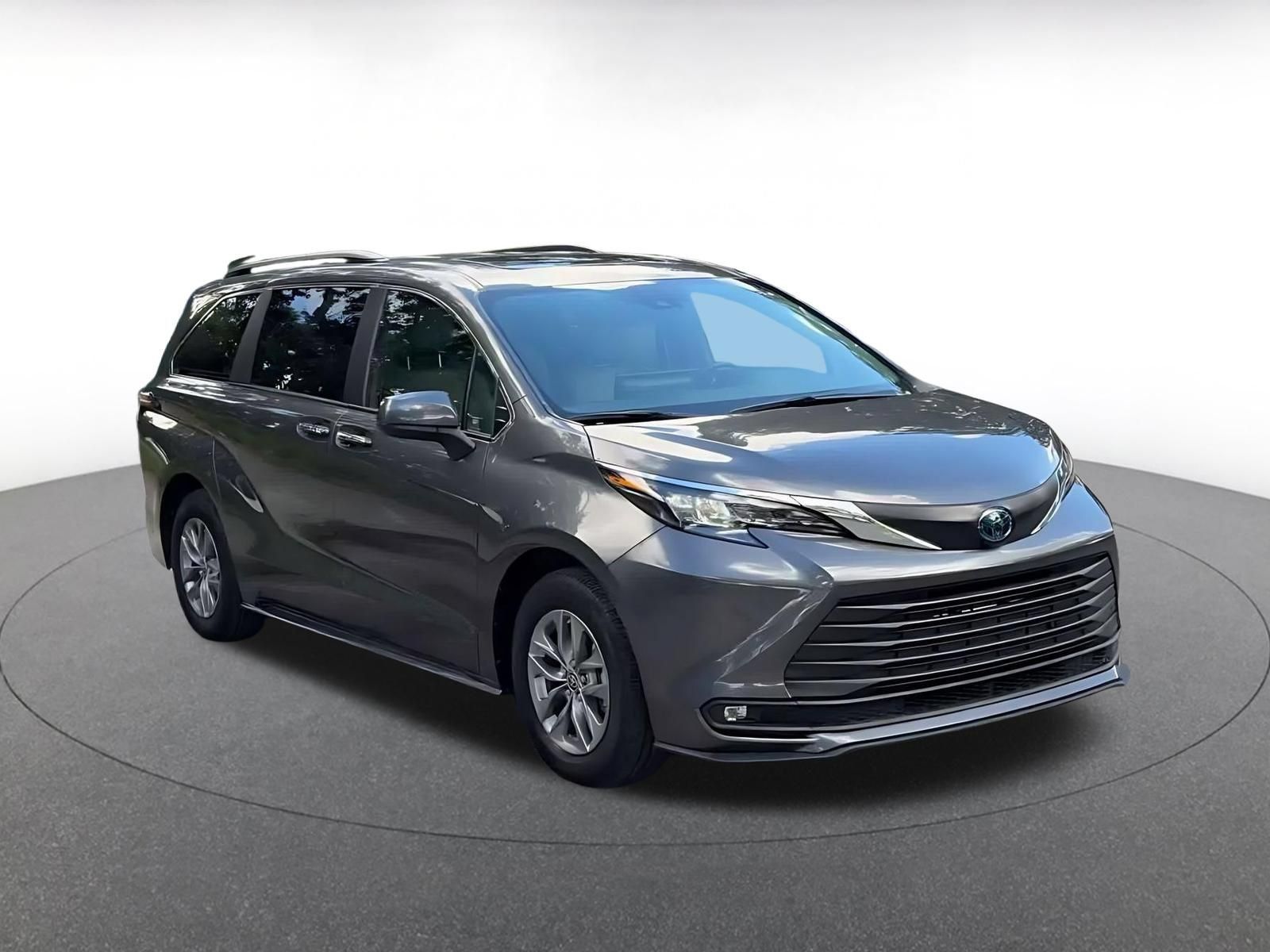 Used 2025 Toyota Sienna XLE FWD image 3