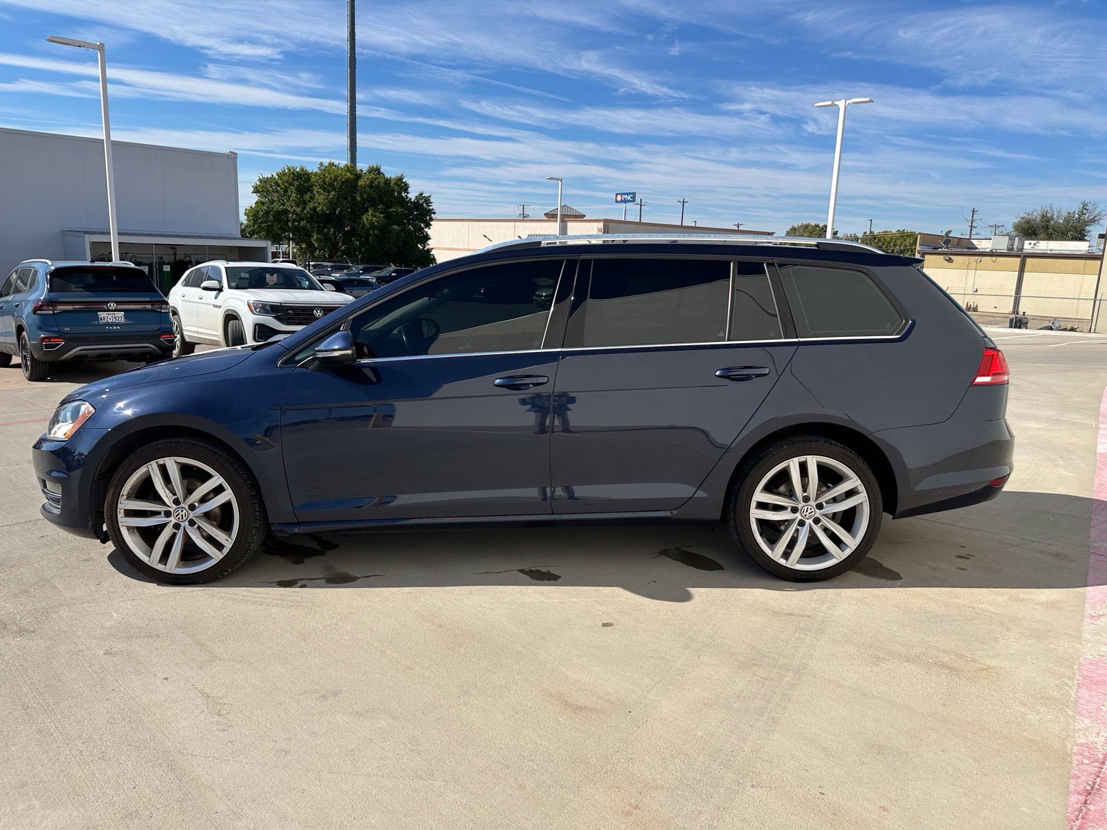 Used 2017 Volkswagen Golf SEL FWD image 4