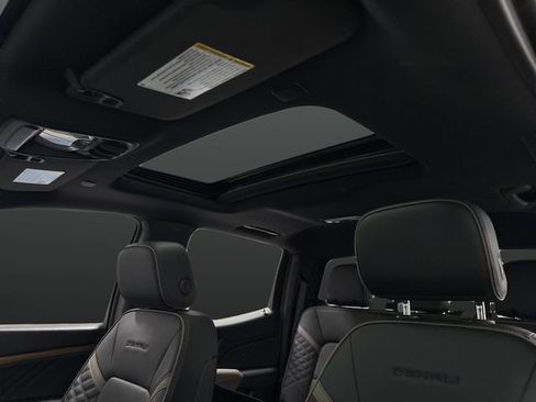 Used 2024 GMC Canyon Denali image 7