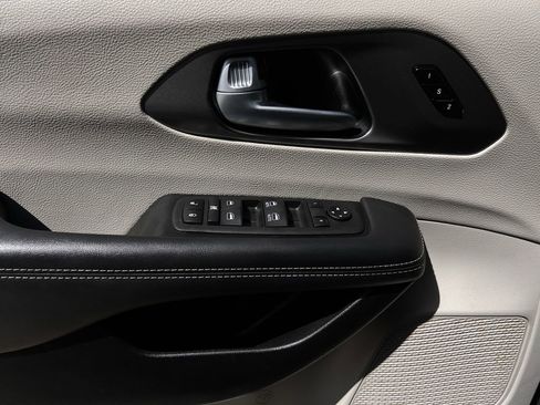 Used 2024 Chrysler Pacifica Touring-L FWD image 27