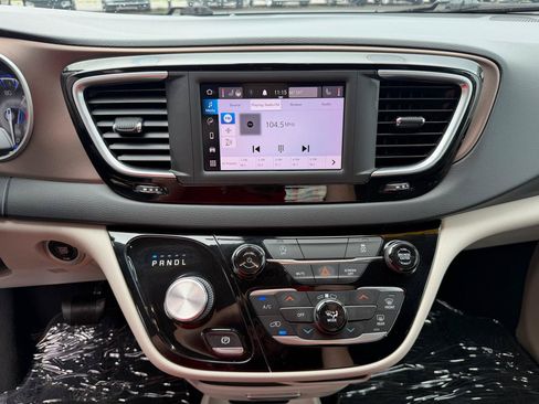 Used 2022 Chrysler Voyager LX FWD image 30