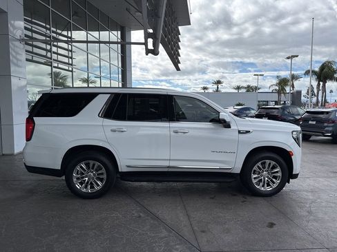 Used 2022 GMC Yukon SLT w/ SLT Premium Package image 3