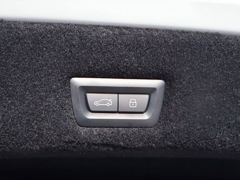 Used 2025 BMW 740i xDrive w/ Premium Package image 18