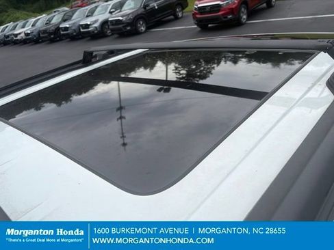 Used 2023 Chrysler Pacifica Limited w/ Uconnect Theater Family Group AWD/4WD image 9