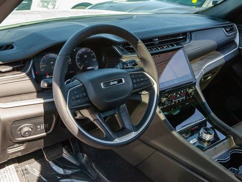 Used 2025 Jeep Grand Cherokee Limited w/ Luxury Tech Group II image 10